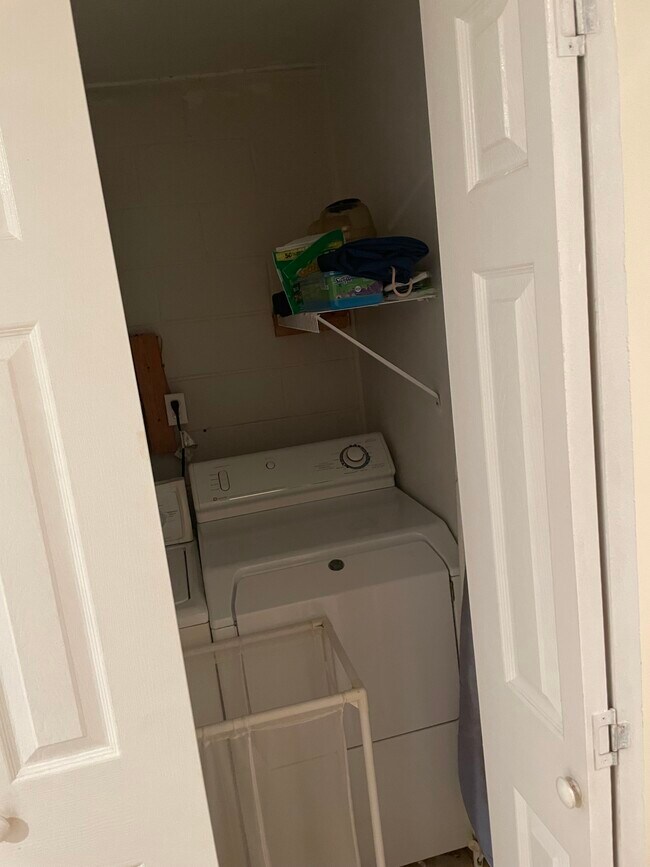 Building Photo - 29 10th Ave W