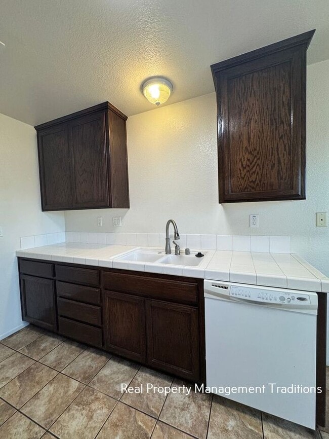 Building Photo - Spacious 4 + 3 Townhouse in Rosamond - Ask...