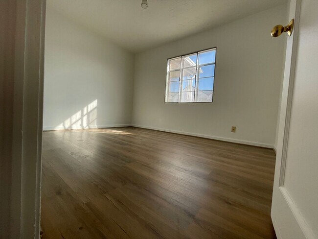 Building Photo - 2583-2585 S 700 E