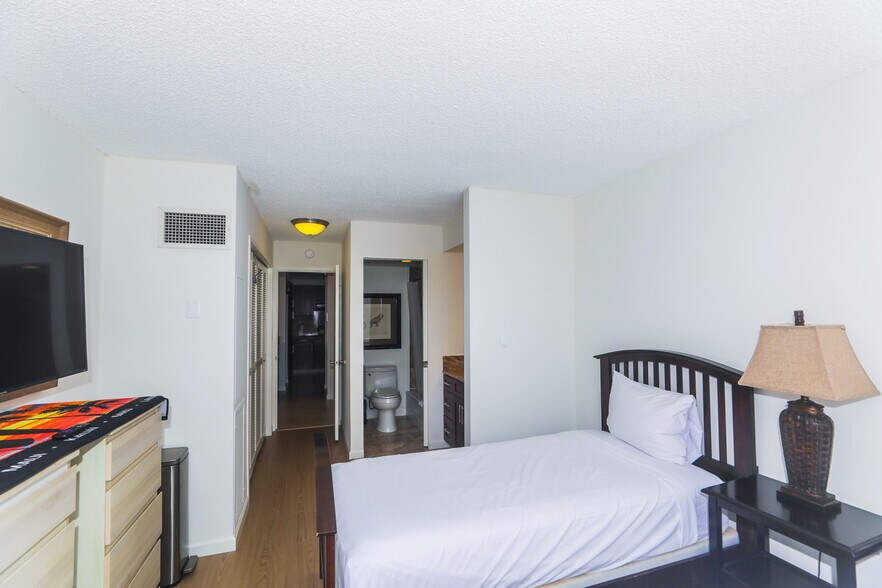 Building Photo - 1910 Ala Moana Blvd