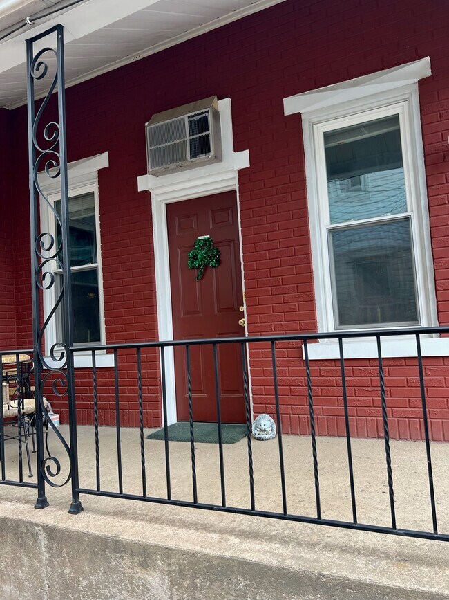 Porch entrance - 616 Linden St