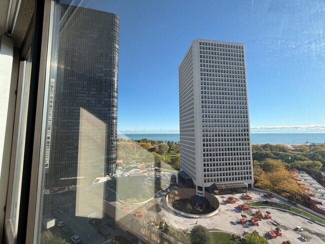 Building Photo - 5320 N Sheridan Rd