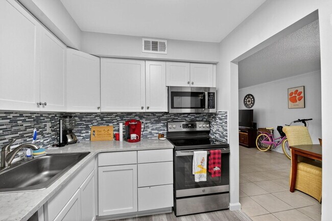 Building Photo - 9810 Pineapple Tree Dr