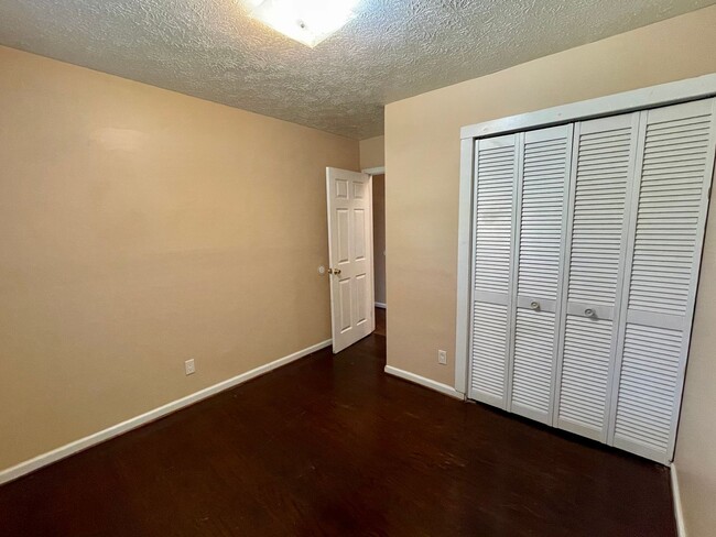 Building Photo - Three bedroom two bath close to the Northe...