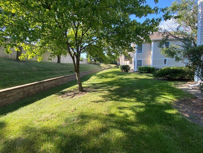 Building Photo - 1874 Fox Run Dr