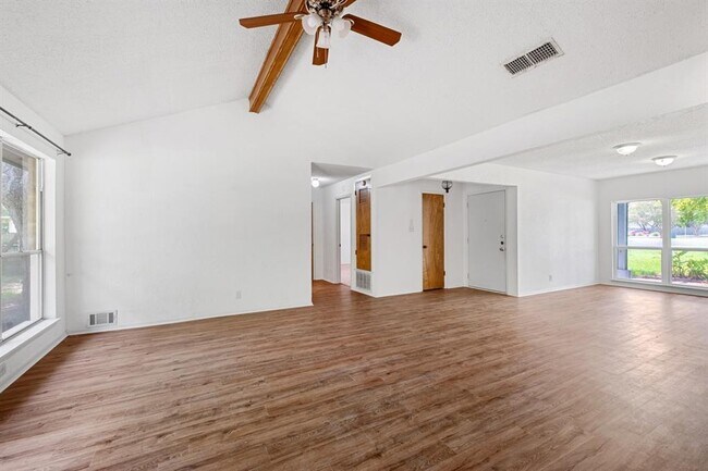 Building Photo - 10604 School House Ln