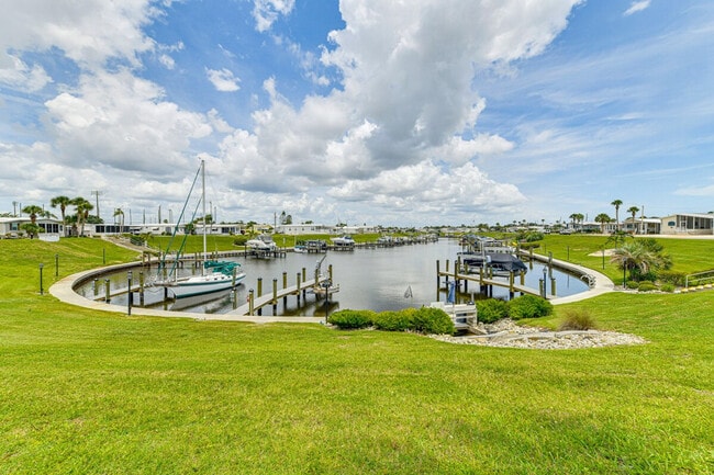 Building Photo - 670 N Green Cir