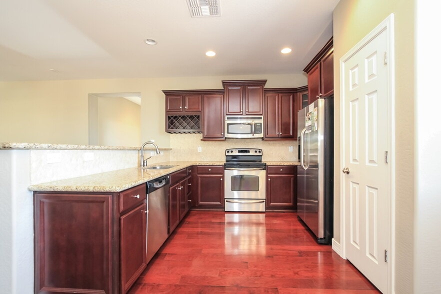 Building Photo - 2534 W Beverly Rd.