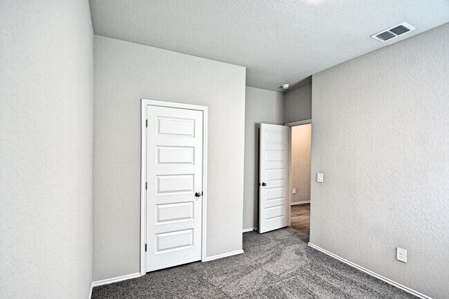 Building Photo - 527 Moscato Rd