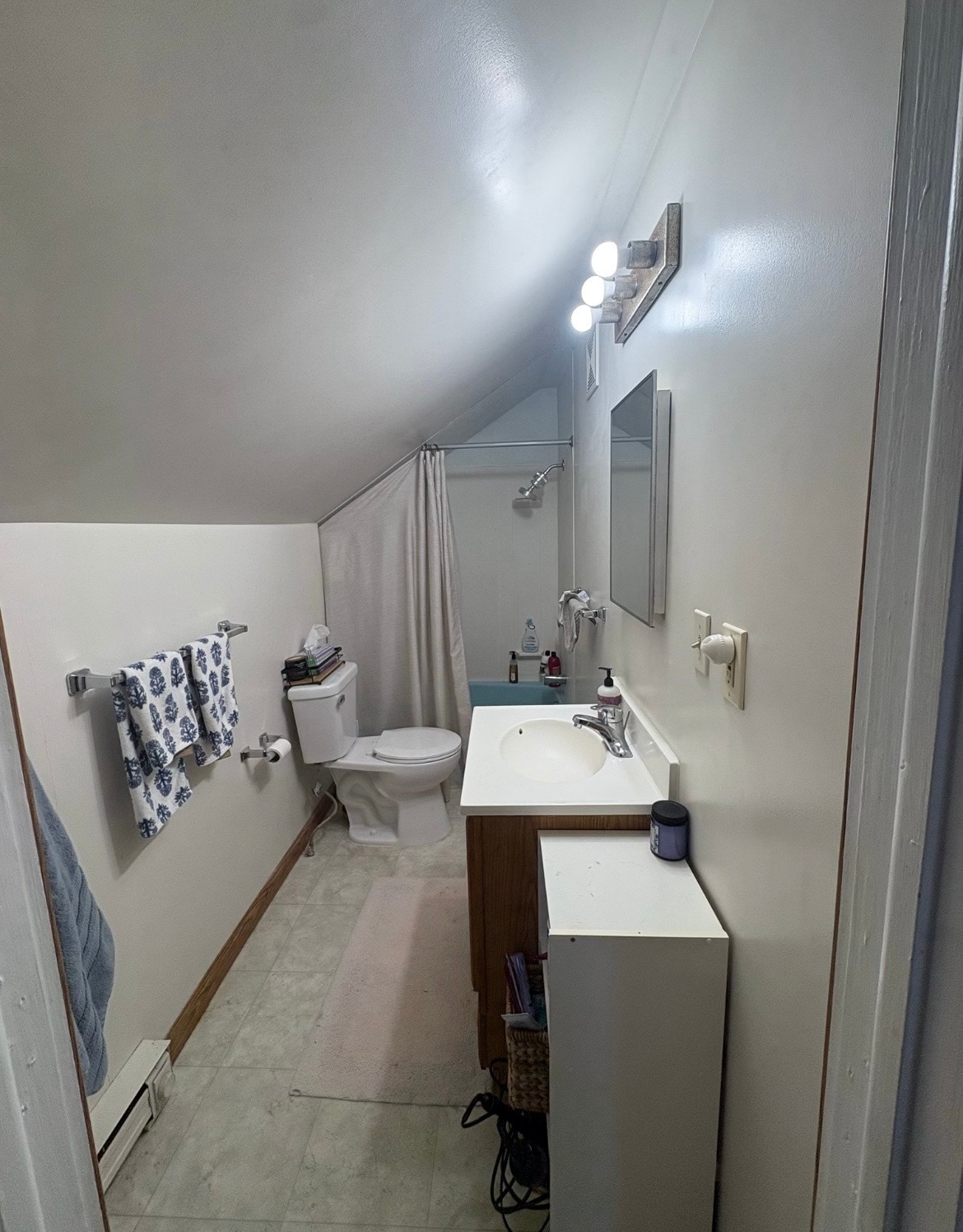 Building Photo - 2009 E 6th St