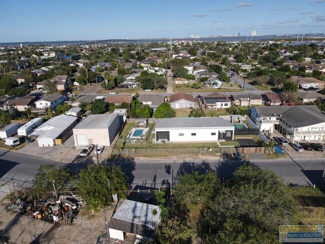 Building Photo - 711 S Shore Dr