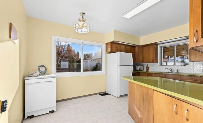 Building Photo - Move in ready