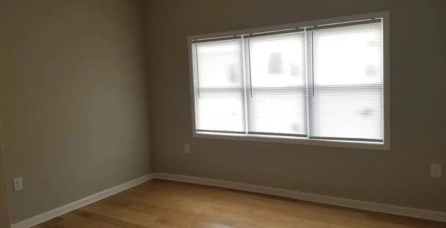 Building Photo - 3 Bedroom Downtown!