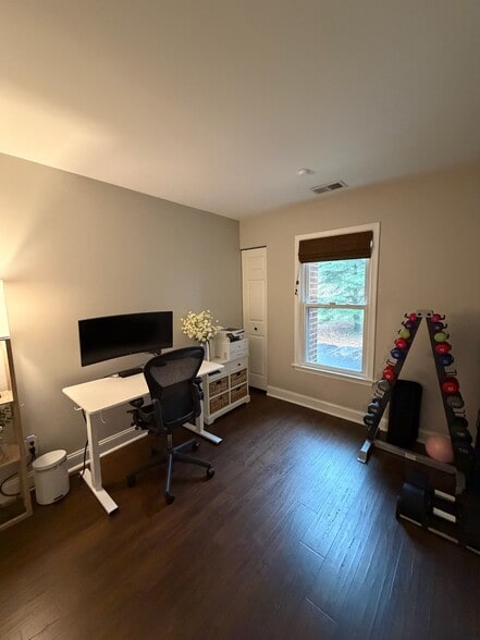 Building Photo - 7602 Lakeside Village Dr