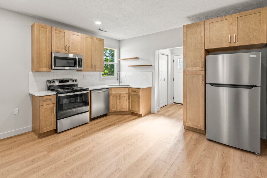 Kitchen - 425 W Lincoln St