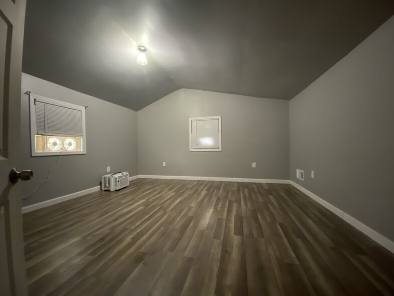 Building Photo - 118 Pike Ave
