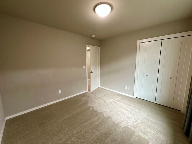 Building Photo - Beautiful and Spacious 4 Bedroom Home in M...