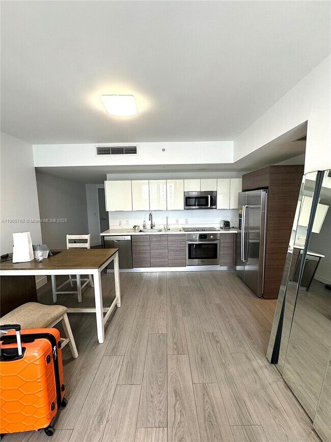 Building Photo - 1010 SW 2nd Ave