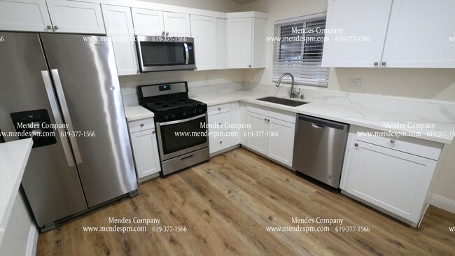 Building Photo - Freshly Renovated 3bd/2bth Duplex with Pri...