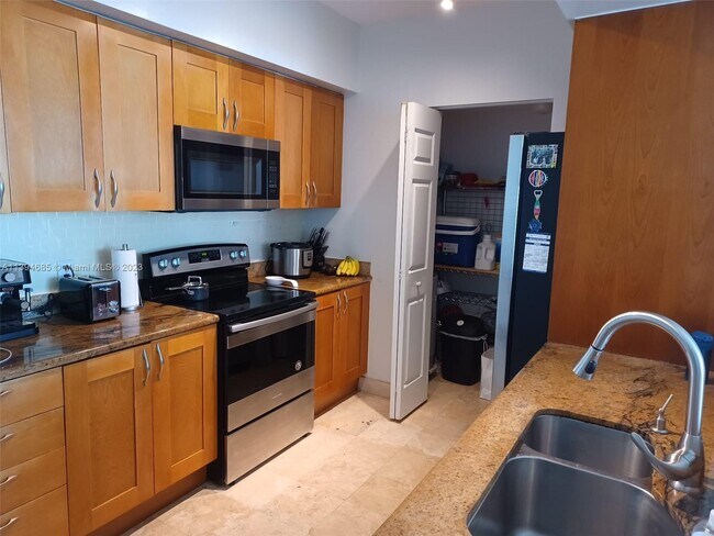 Building Photo - 1755 E Hallandale Beach Blvd