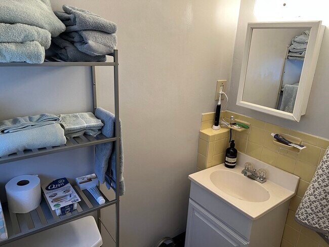 Building Photo - 21 Siren St