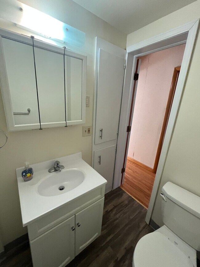 Building Photo - 940 Woodlawn St