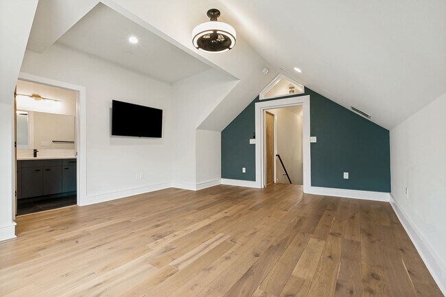 Building Photo - LUXURY TOWNHOME IN LONE STAR DISTRICT