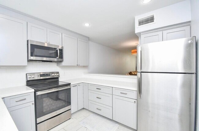 Building Photo - 615 Kipling St