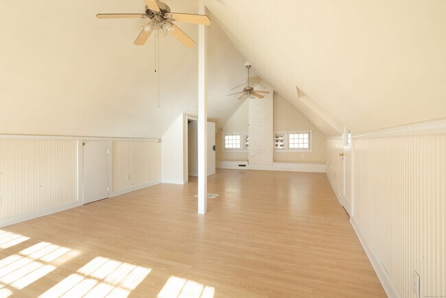 Building Photo - 362 Lime Rock Rd