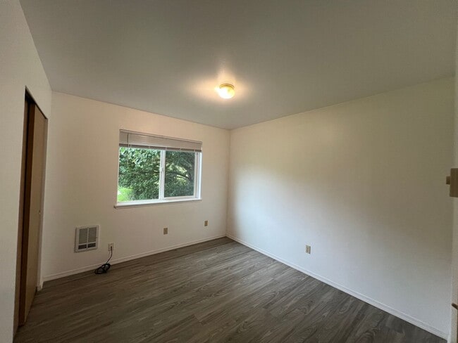 Building Photo - 4 Bed 2 Bath 2 Car Garage Unit Close to WWU and Fairhaven
