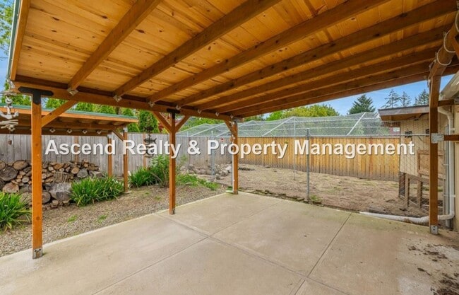Building Photo - Available NOW! 3 Level 4bed/3bath Convenie...