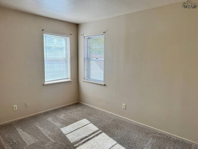 Building Photo - 1408 Normandy Dr