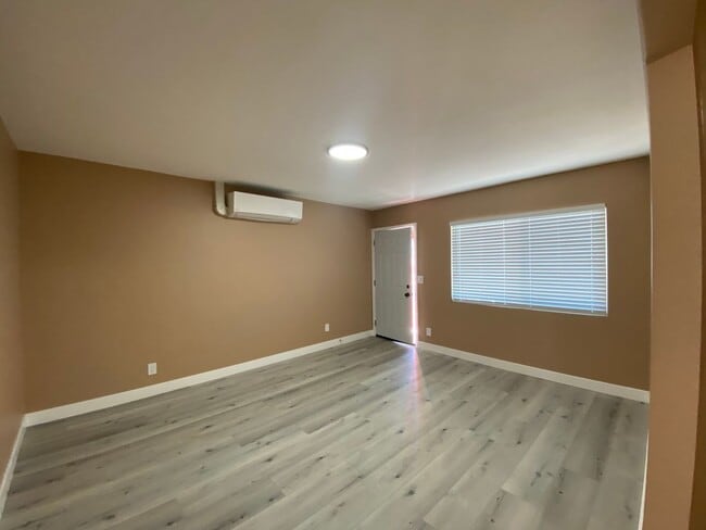 Building Photo - NEWLY RENOVATED 1 BEDROOM/1 BATH!