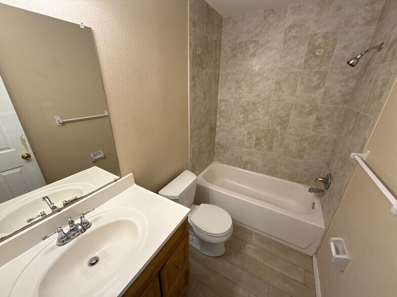 Building Photo - 2550 E Constance Ct