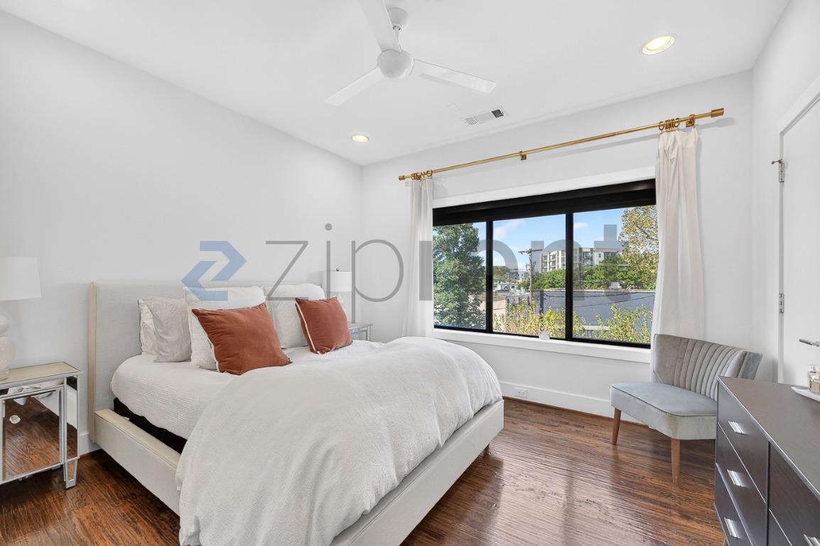 Building Photo - Unit E