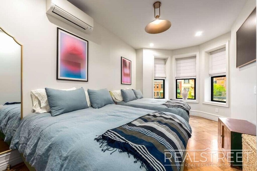 Building Photo - Luxury 4-Bed, 3.5-Bath Duplex with Private...