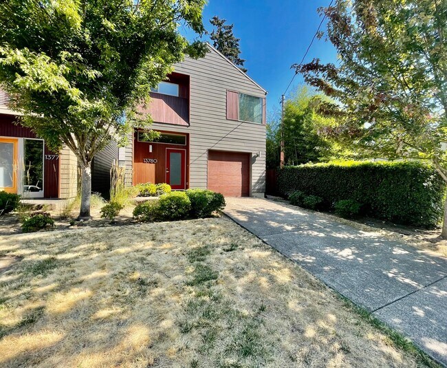 Building Photo - ** HALF MONTH'S FREE RENT **Modern 3bd/2.5...