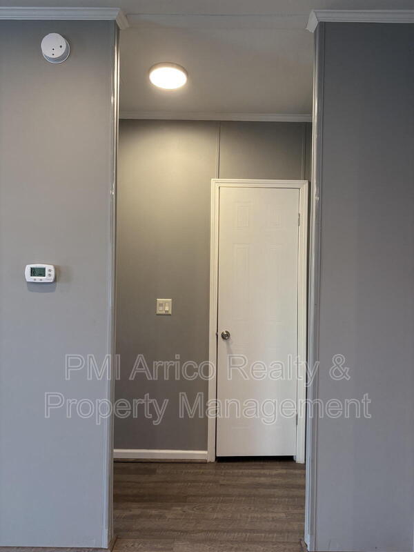 Building Photo - 712 Choo Choo Ln