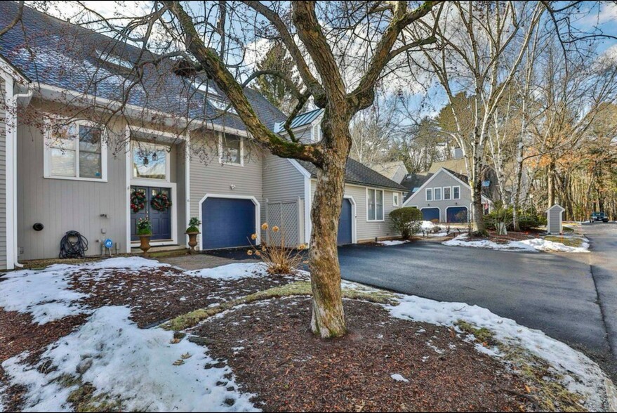 Front Entrance - view b - 6 Goldfinch Ln