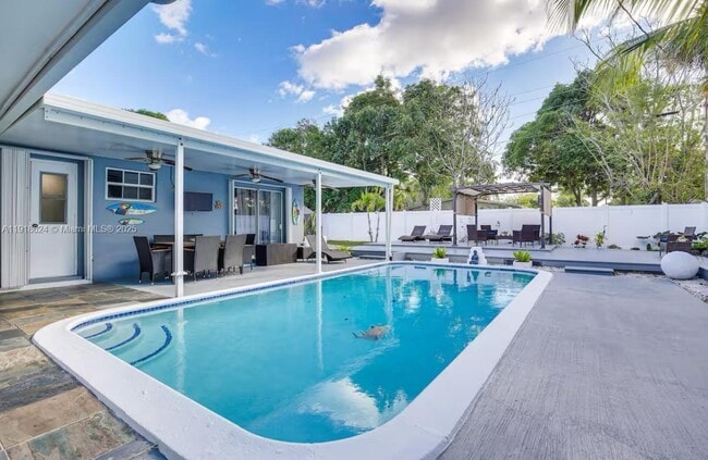 Building Photo - 4420 NW 30th Ct