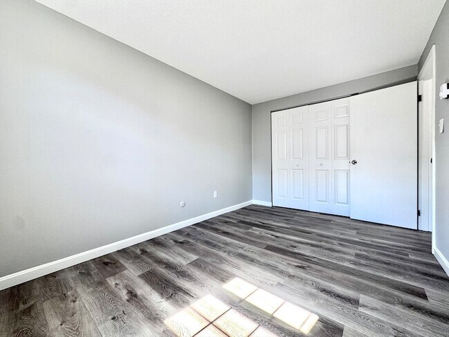 Building Photo - 2 Old Colony Ln