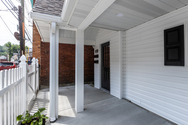 Covered Patio - 659 Evergreen Ave