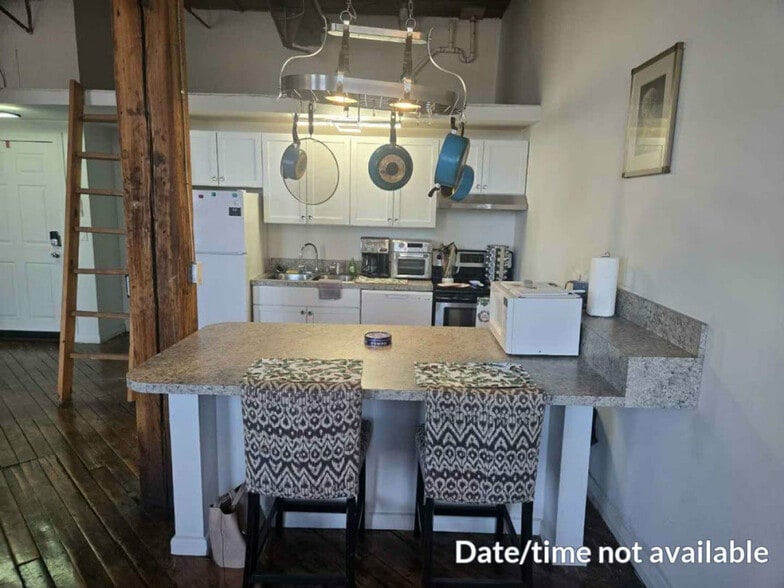 Building Photo - 226 Mt Elliott St