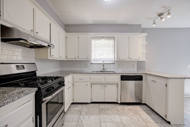 Building Photo - 916 S Patterson Dr