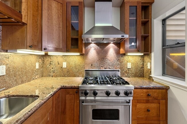 Building Photo - 2 Bed, 2 Bath, 2 Car Parking - Stunning Co...