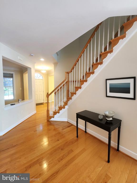 Building Photo - 917 Crestfield Dr