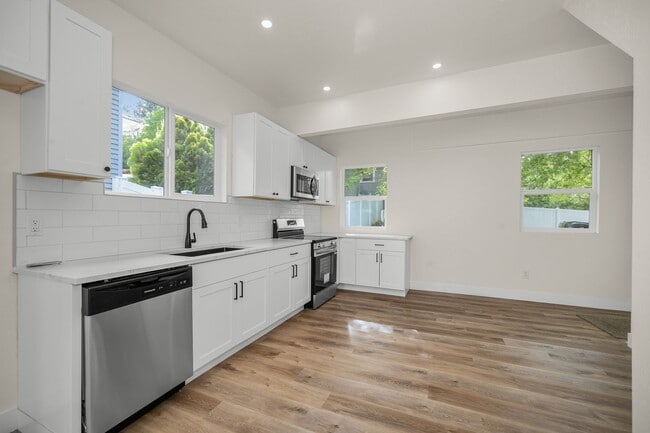 Building Photo - New Updated 3 Bed 2 Bath Lower South Hill Home!