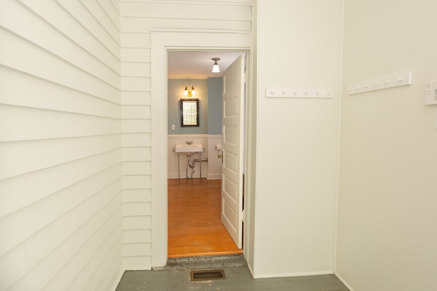 Downstairs Bathroom - 1014 Shepherd St