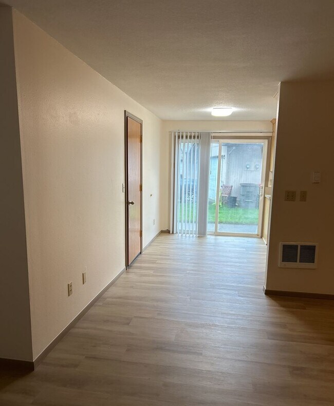 Building Photo - 125 NE Kingwood Dr