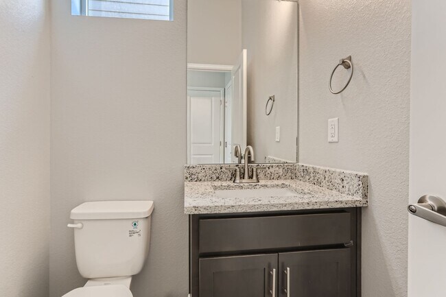 Building Photo - Stunning 3 Bed 2 1/2 Bath Home - Move in Special!